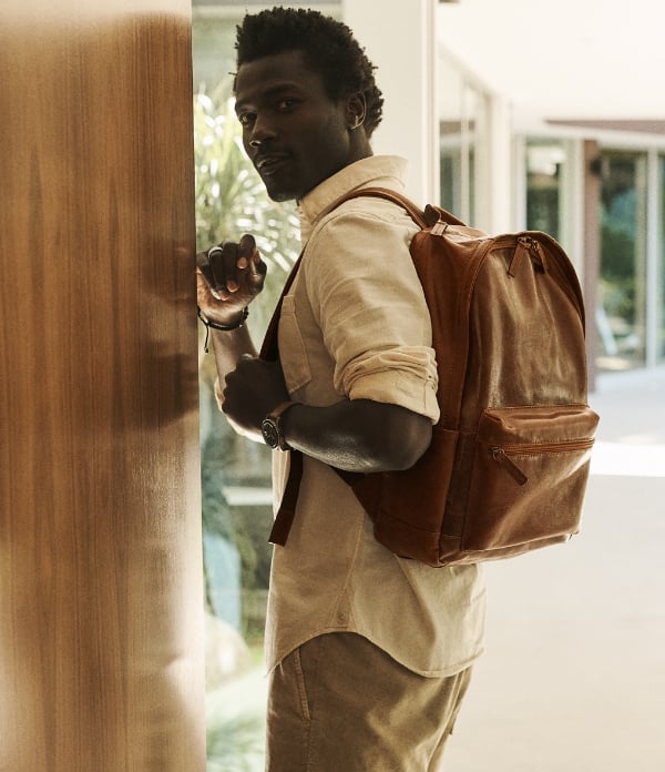Mann mit dem braunen Lederrucksack Buckner.