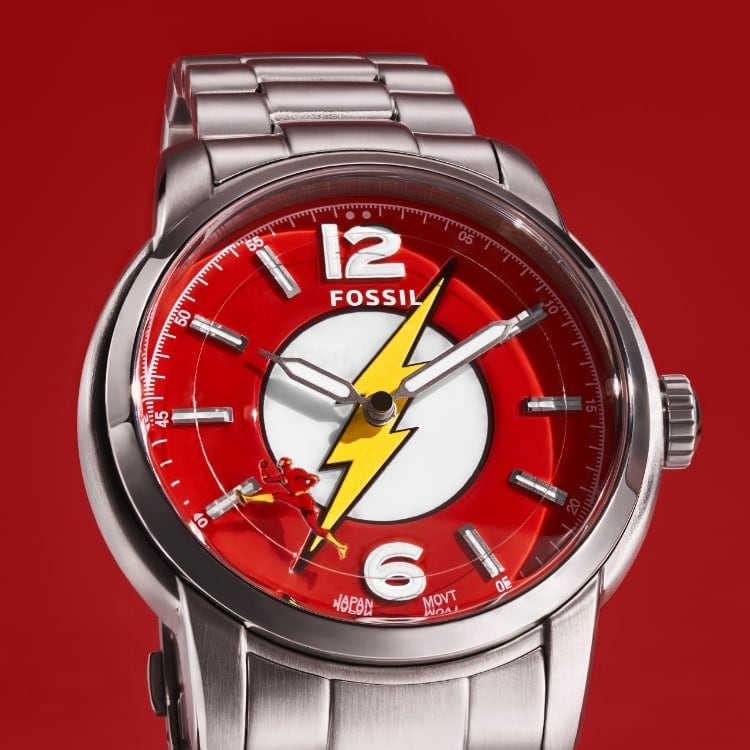 Silberfarbene Uhr The Flash™ x Fossil mit rotem Zifferblatt, Blitzsymbol und The Flash, der als Sekundenzeiger um das Zifferblatt läuft.