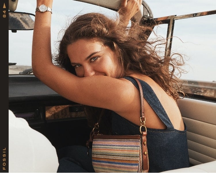 Woman wearing a stripe Jolie baguette and smiling.