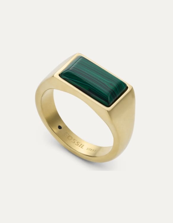 Bague dorée avec une pierre vert foncé.