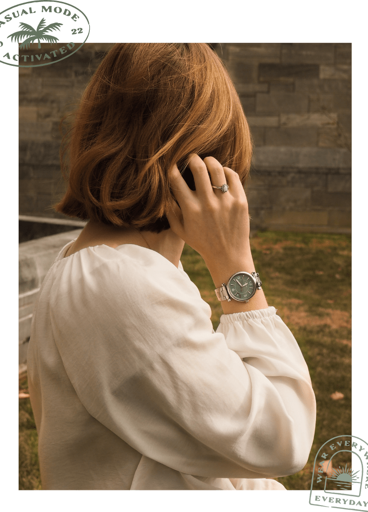 Motif mode décontracté activé. Une femme portant une montre Carlie en acier inoxydable. Motif à porter partout, tout le temps.