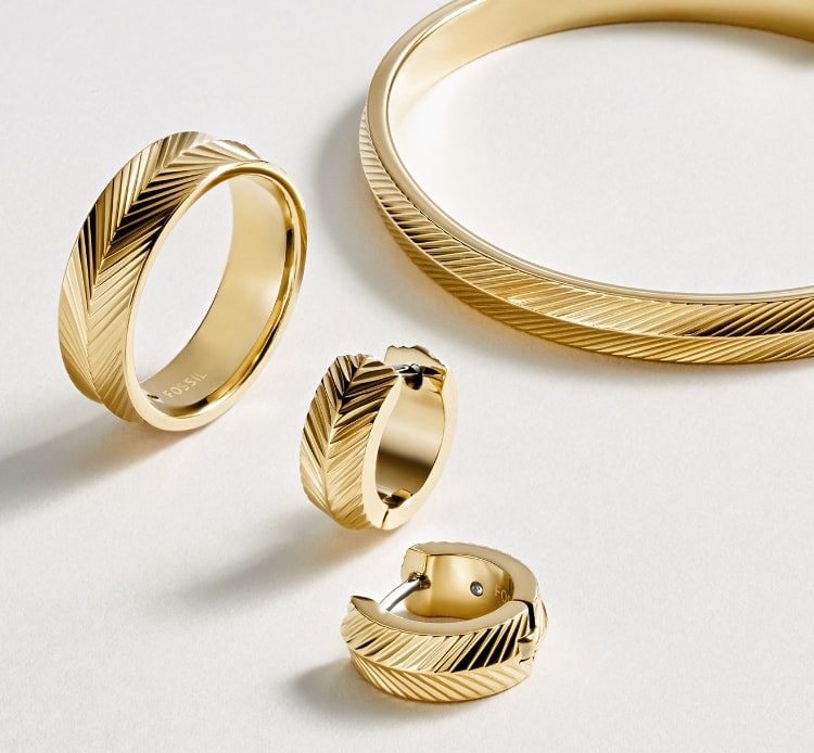 Die goldfarbene Kollektion Harlow Linear mit Ohrringen, Armband und Ring.