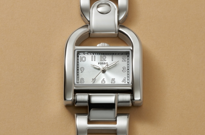 Une montre Harwell ton argent pour femmes. 