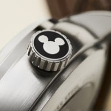 Man sieht die Uhr Sketch Disney Mickey Mouse mit einer Illustration von Disneys Micky Maus, einem Schwarz-Weiß-Foto von Walt Disney beim Zeichnen und ein Detailbild der Uhrenkrone mit Mickys Silhouette. Daneben sind die Worte „Archival Mickey Sketch“ in Schreibschrift.