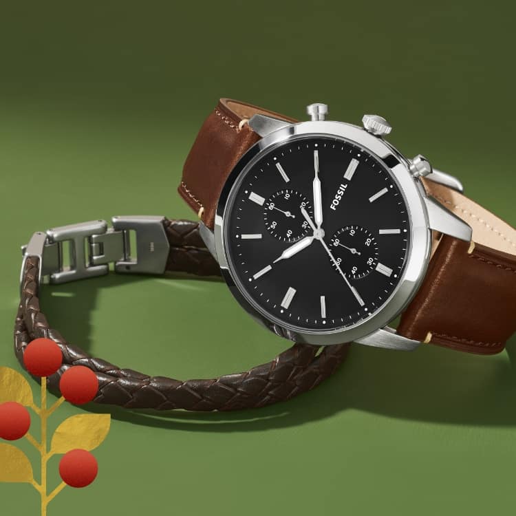 Eine Uhr mit braunem Lederband und einem passenden braunen Lederarmband. 