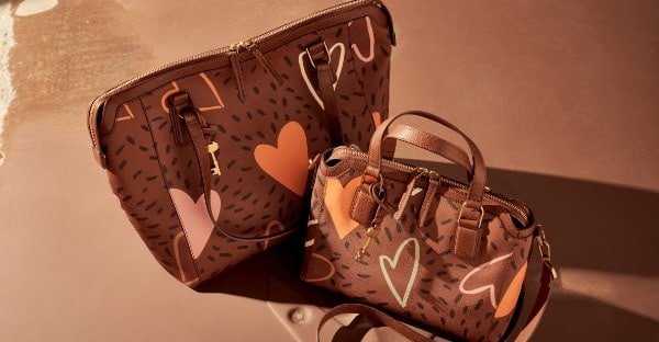 Taschen aus der Valentinstags-Kapselkollektion aus braunem Leder mit Herz-Print.