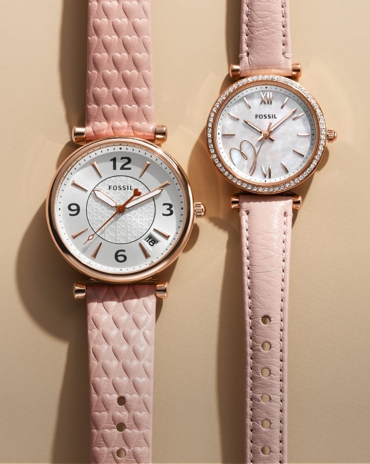 Zwei roséfarbene Uhren.