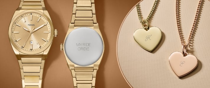 La parte delantera de un reloj Everett en tono dorado y el fondo de la caja con el grabado «My Ride Or Die». Dos collares en forma de corazón con «K» y «E» grabados.