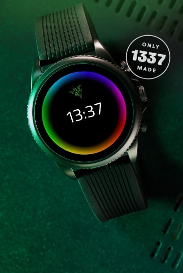 Une montre intelligente Gen 6 Razer x Fossil noire contre un gros plan du cadran de la montre intelligente Gen 6 Razer x Fossil.