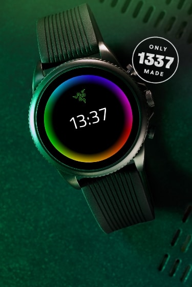 Eine schwarze Razer x Fossil Gen 6 Smartwatch neben einer Nahaufnahme eines Zifferblatts einer Razer x Fossil Gen 6 Smartwatch.