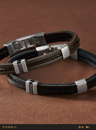 Zoom on Fossil men's jewelry: leather bracelet ans beads bracelet.