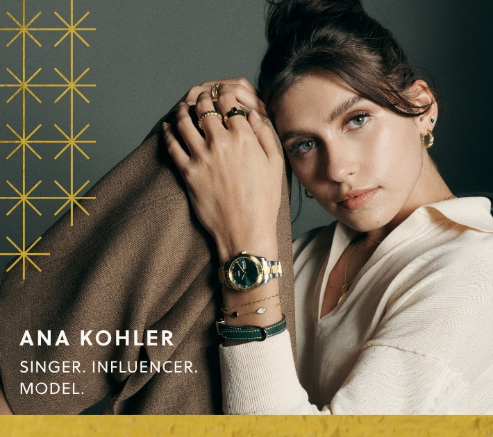 Ana Kohler pose avec divers bijoux de la collection de fêtes Fossil et la montre Fossil Scarlette 