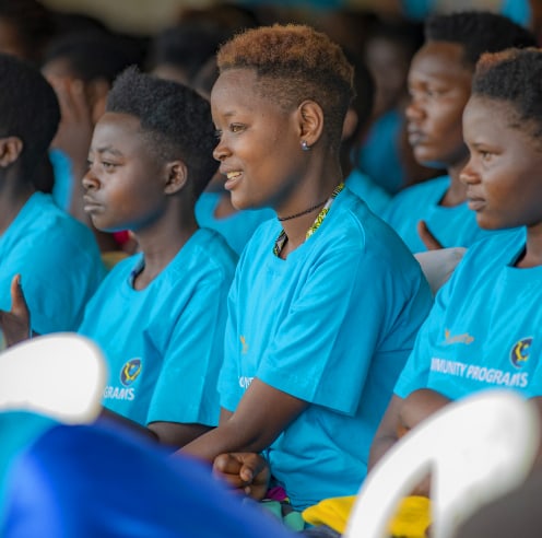 Un groupe d’enfants assis ensemble portant des t-shirts assortis.