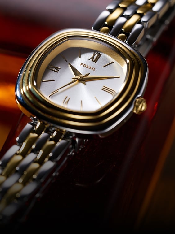 面取りされたソフトスクエアケースが特徴のFossil Emerson ウォッチ。