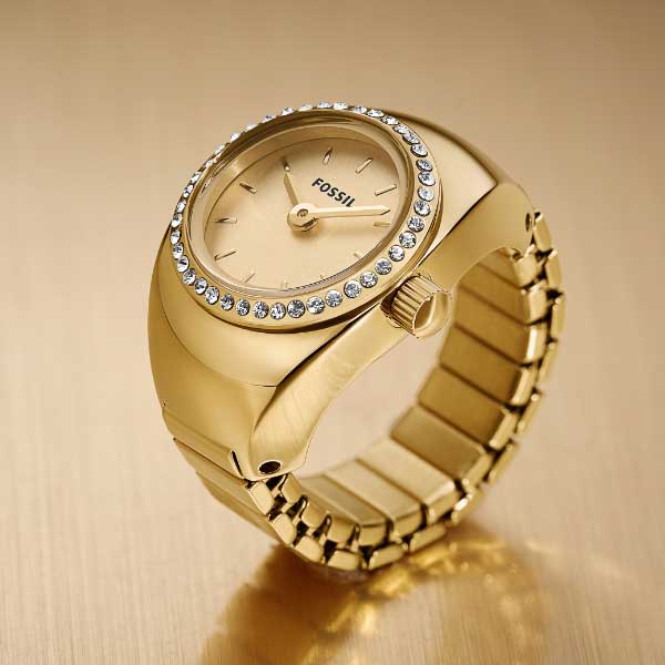 El anillo de reloj dorado con un bisel de cristal.