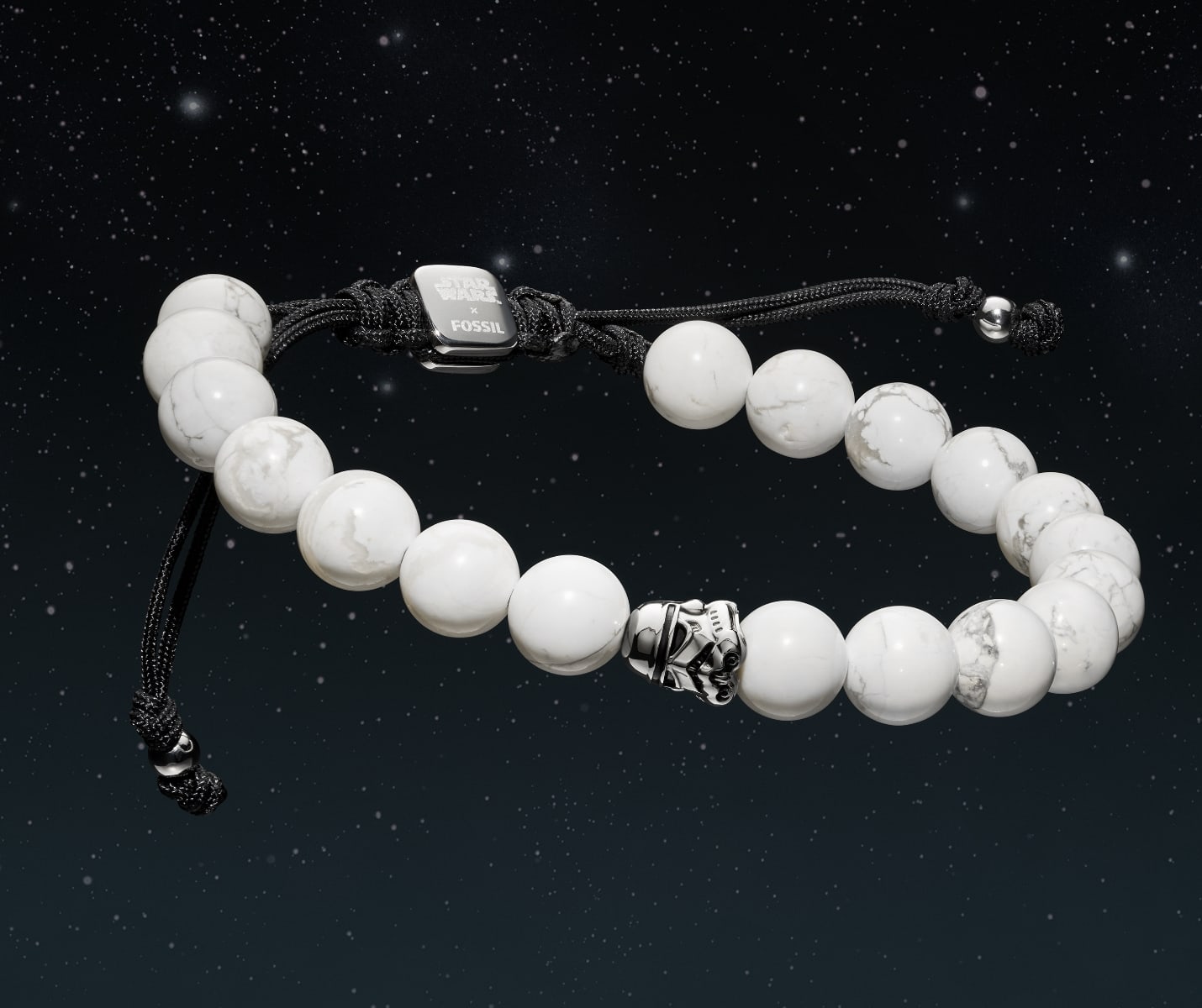 Un bracelet de perles blanches avec une perle représentant un casque de stormtrooper