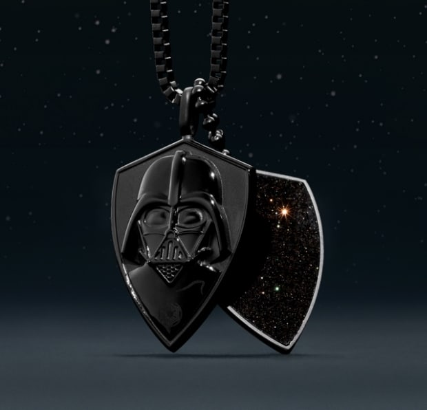 Eine schwarze Halskette mit Dog Tag mit Relief des Helms von Darth Vader