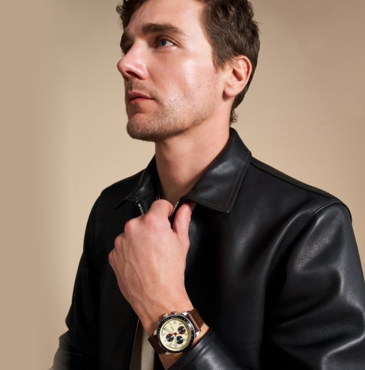 Image d’un homme portant la montre Sport Tourer à bracelet de cuir brun et cadran ivoire.