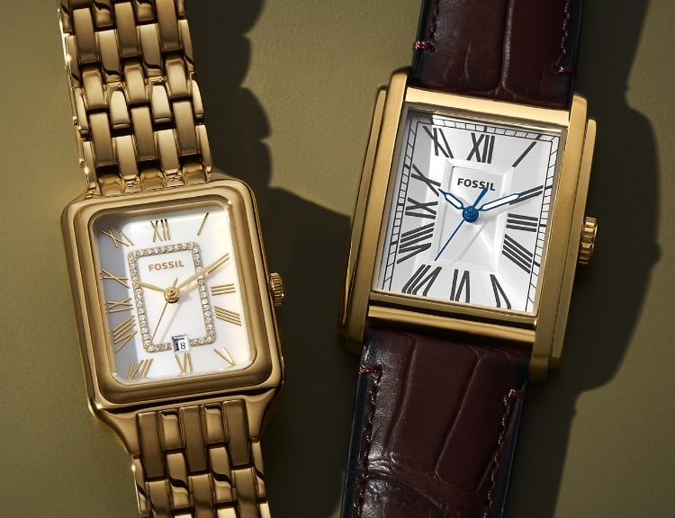 La montre Raquel dorée et la montre Carraway en cuir marron.