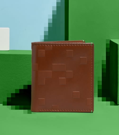 Une image GIF. Image 1 : un fond vert clair et bleu présentant des blocs, mettant en avant un portefeuille en cuir brun au marquage pixellisé.