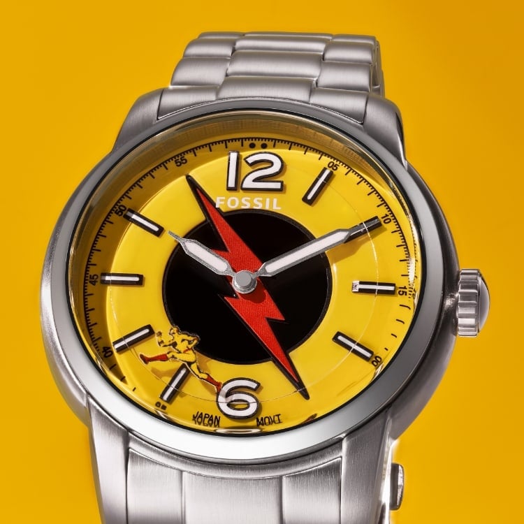 El reloj en edición limitada Reverse-Flash de The Flash™ x Fossil, con el fondo de la caja en color amarillo y el símbolo del rayo rojo.