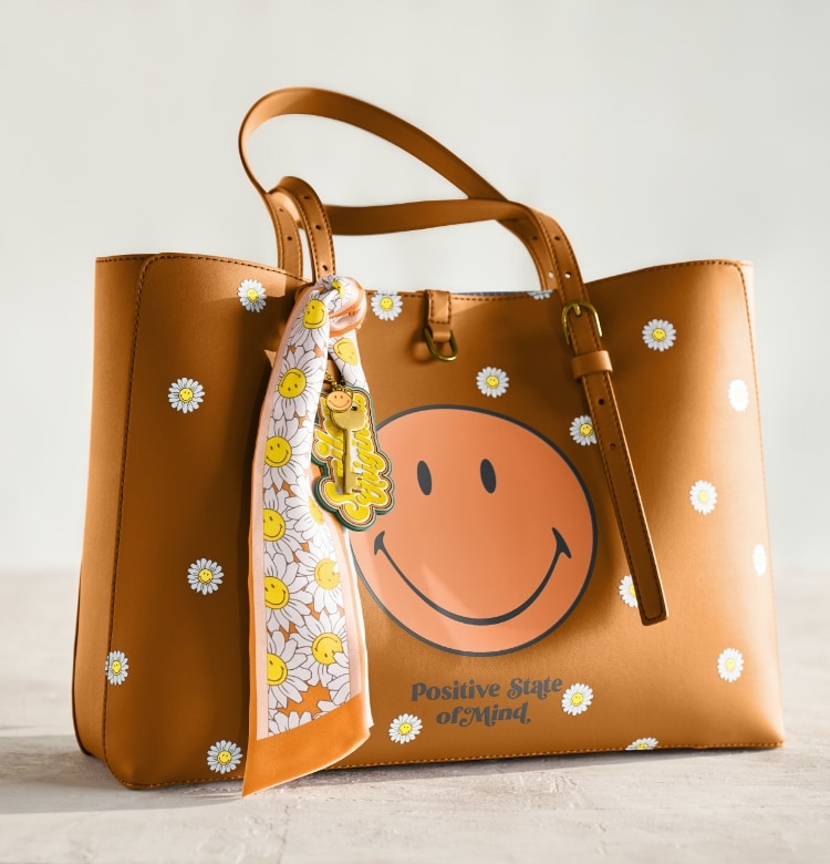 Eine Tasche aus braunem veganen Kaktusmaterial mit Smiley-Gesicht.