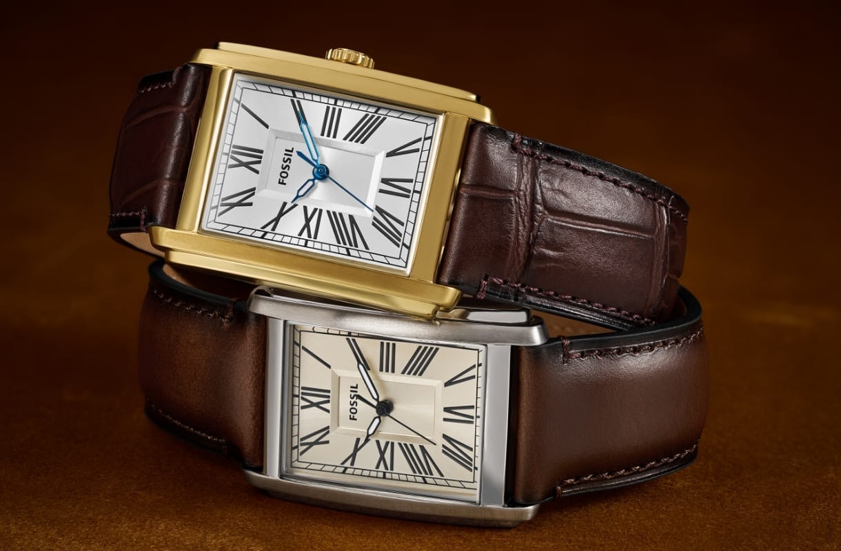 Eine rechteckige Uhr aus goldfarbenem Edelstahl mit braunem, geprägtem Lederband und eine rechteckige Edelstahluhr mit braunem Lederband.