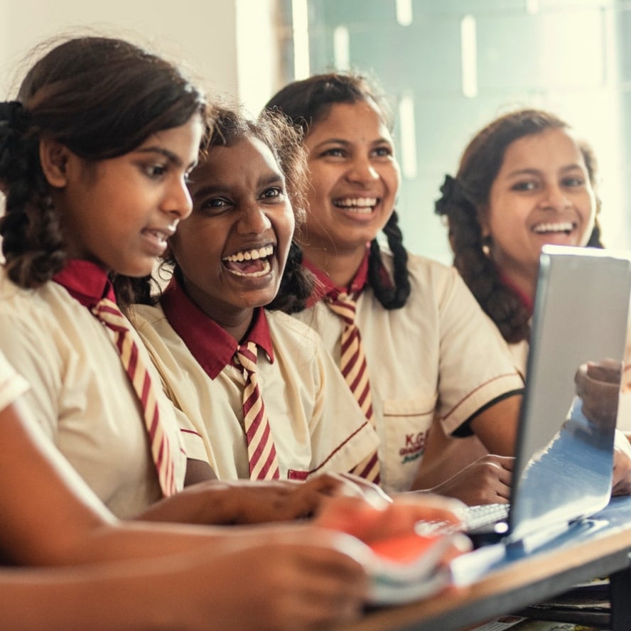 Niños en edad escolar trabajando en un ordenador