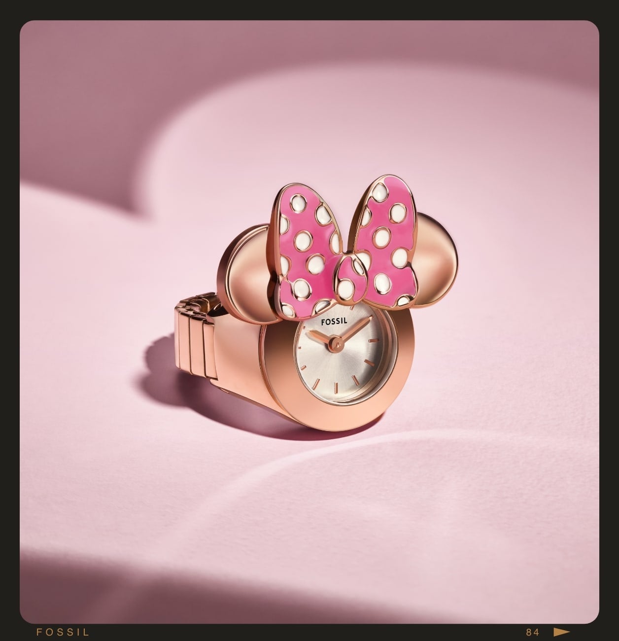 La bague-montre Minnie Mouse Disney doré rose présente des oreilles de souris et un nœud à pois.