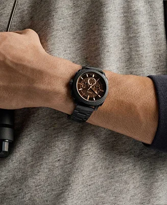 Lifestyle-Bild eines Mannes mit einer hellbraunen Lederjacke, einer schwarzen Sonnenbrille und der robusten Uhr Machine.