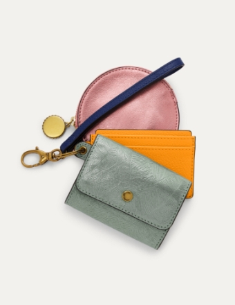 Tres carteras pequeñas de piel.