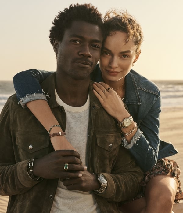 Mann und Frau mit Fossil Schmuck.