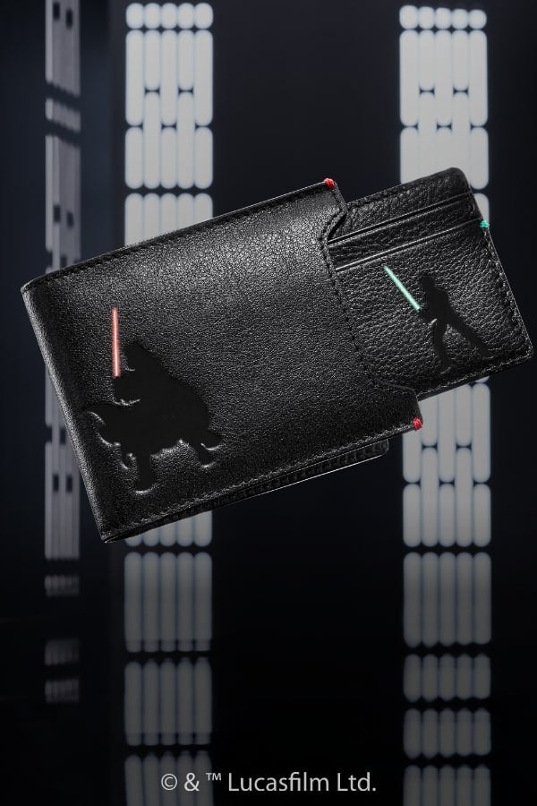 Un portafoglio nero con parte estraibile e goffrature raffiguranti Luke e Darth Vader 