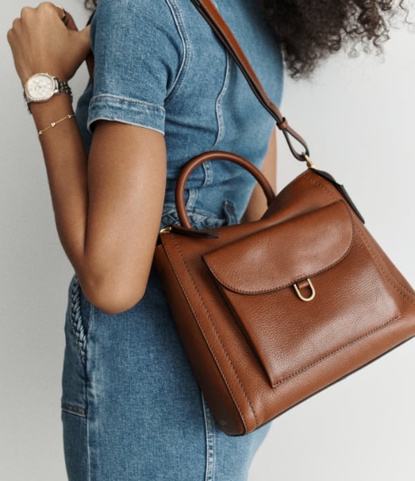 Frau mit dem braunen Lederrucksack Parker. 