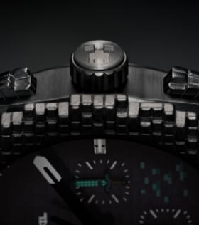 La couronne argentée d’une montre, avec dessus le visage d’un Creeper de Minecraft gravé.