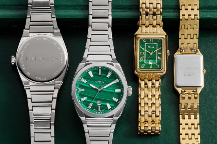 Der Gehäuseboden einer goldfarbenen Uhr Raquel mit der Gravur „Class of 2024“; eine Uhr Everett aus Edelstahl mit Malachitzifferblatt und eine goldfarbene Uhr Raquel mit Malachitzifferblatt.