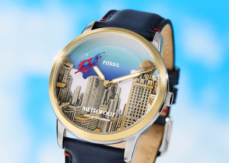 Reloj Superman con el horizonte de Metrópolis y Superman volando alrededor de la esfera en el segundero.