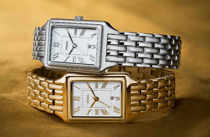 Montres argentée et dorée portées ensemble.