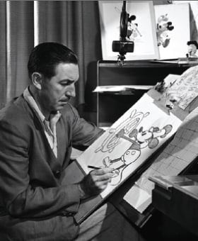 La montre Sketch Disney Mickey Mouse est présentée aux côtés d’une illustration de Mickey Mouse, d’une photographie en noir et blanc de Walt Disney dessinant dans son studio d’animation et d’une vue détaillée de la couronne de la montre avec la silhouette de Mickey. Mots Archival Mickey Sketch écrits sur la page.