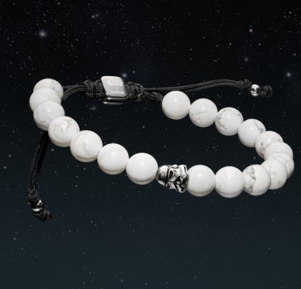 Ein weißes Bead-Armband mit Sturmtruppenhelm als Bead
