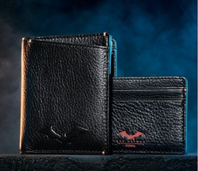 Colección de billeteras de piel Batman x Fossil de color negro.
