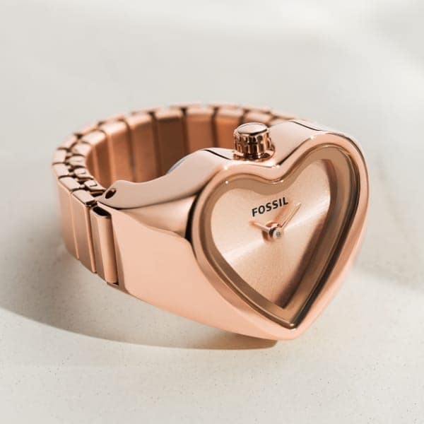 Une bague montre en forme de cœur ton or rose.