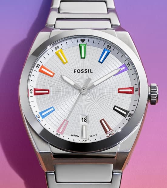 Un orologio sportivo Everett con un bracciale con maglie ad H in acciaio e un quadrante a raggiera coordinato color argento, impreziosito da accattivanti indici color arcobaleno.