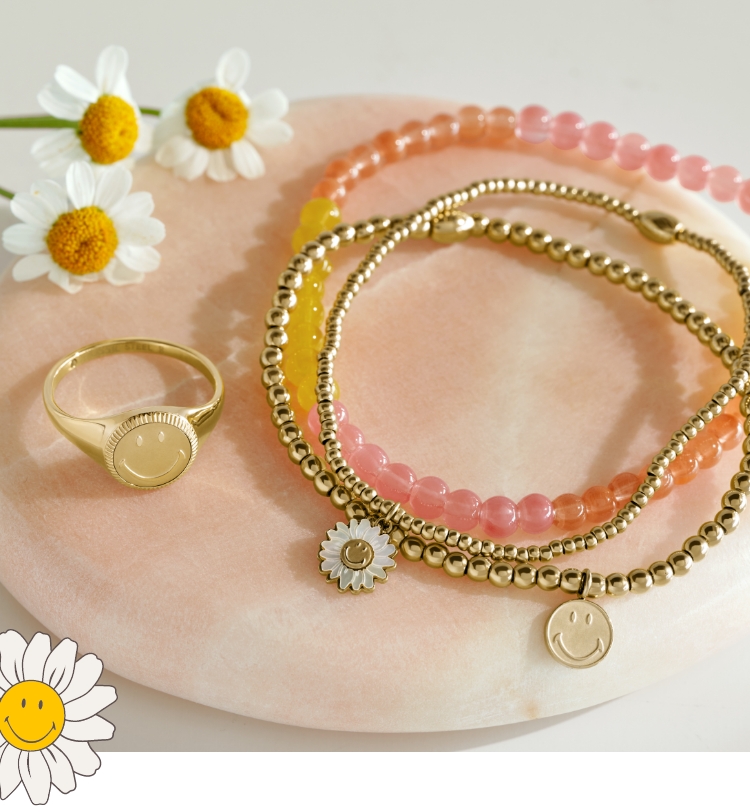 Joyería de Fossil x Smiley en tono dorado con cuentas. Joyería de Fossil x Smiley en tono dorado con cuentas.