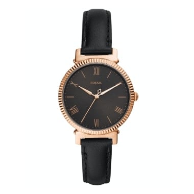 Une montre noire en cuir pour femme