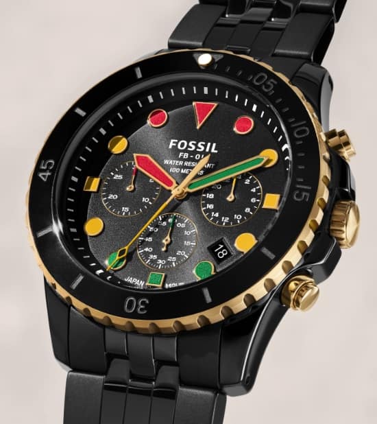 Uno splendido orologio in acciaio total black con una lancetta GMT di facile lettura, un quadrante a raggiera nero con dettagli rossi, verdi e gialli, una resistenza all’acqua fino a 100 metri e una lunetta girevole bicolore con notazione delle 24 ore.