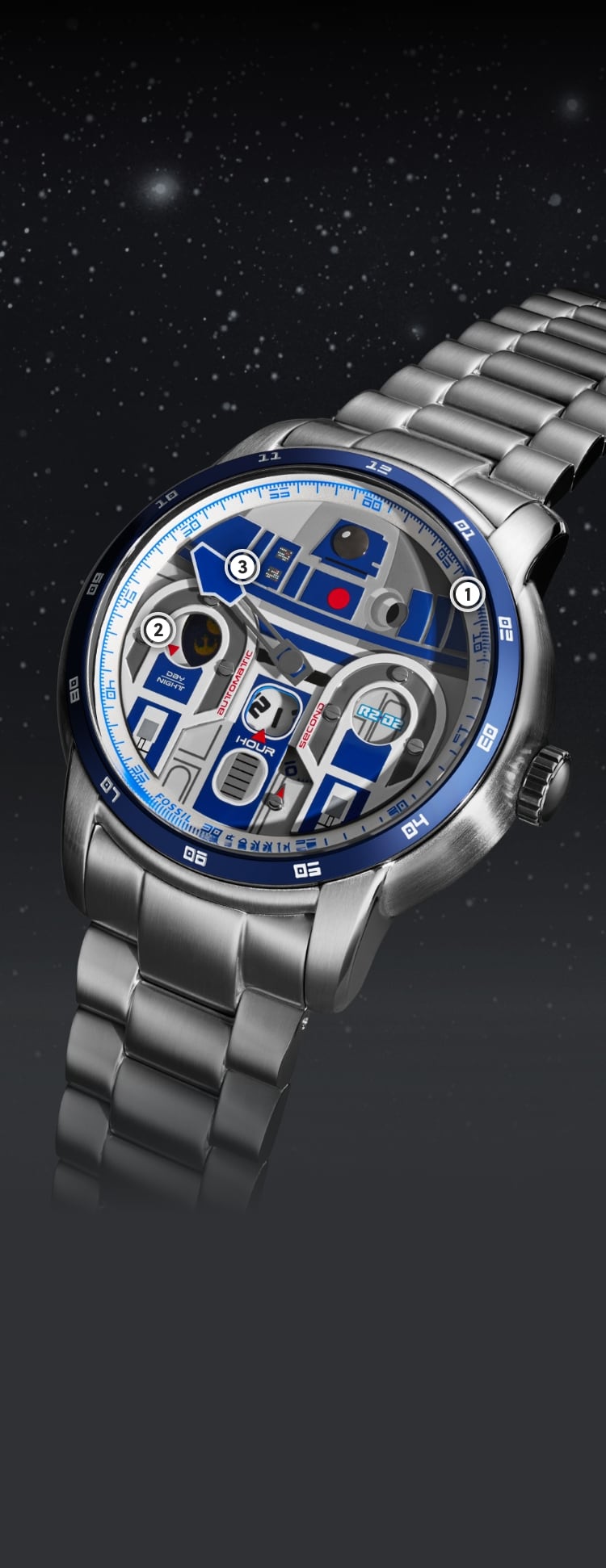 Eine Nahaufnahme einer silberfarbenen Uhr mit einer dreidimensionalen R2-D2-Applikation auf dem Zifferblatt