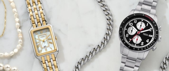 Bijoux Fossil Heritage pour femme et une montre Raquel bicolore, ainsi que des bijoux argentés pour homme et une montre Sport Tourer argentée avec un cadran noir.