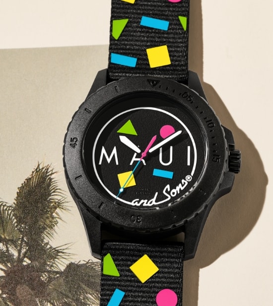 Die Maui and Sons x Fossil Uhr mit buntem Logo.