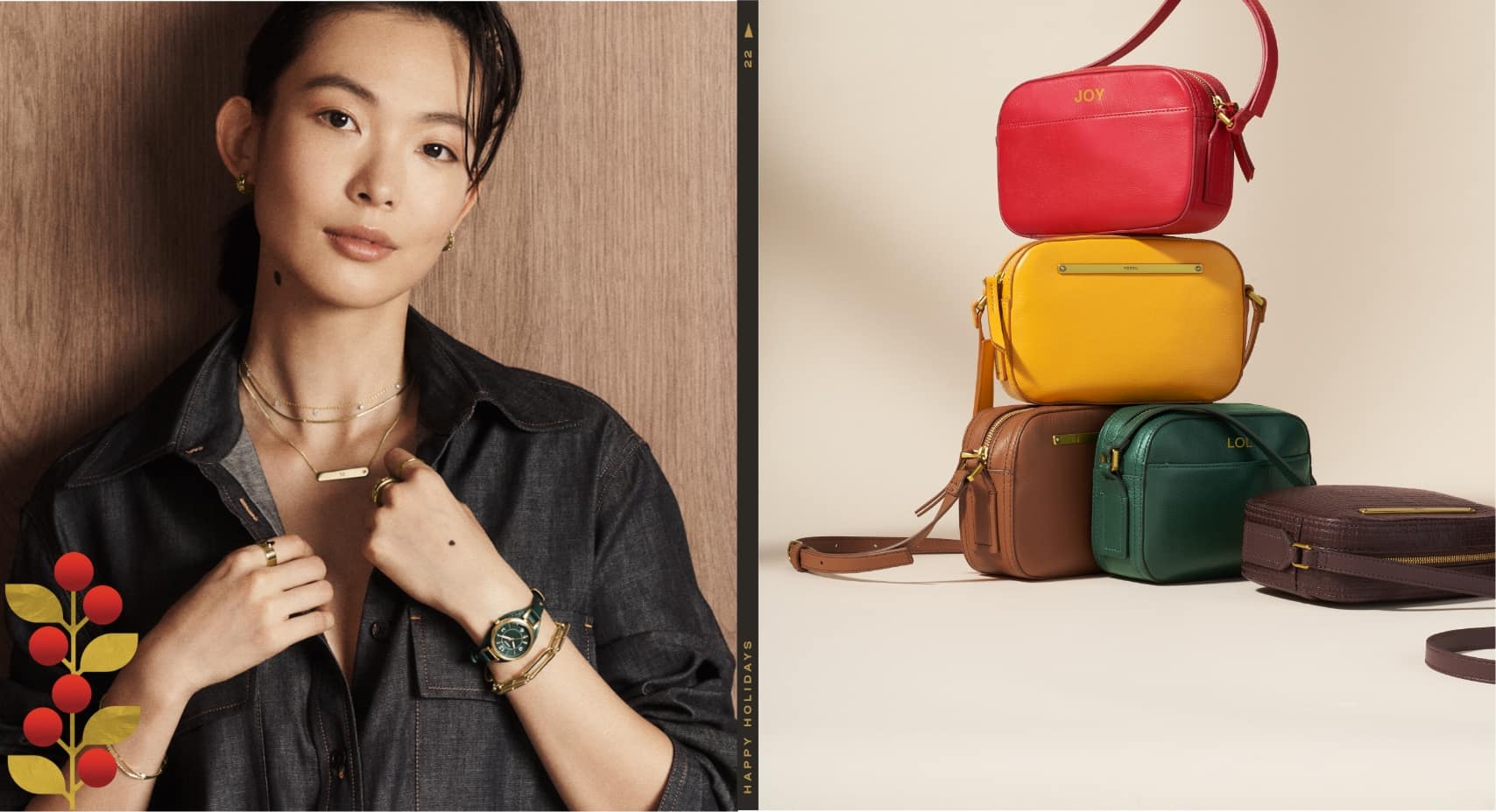 Une femme souriante portant un produit Fossil spécial fêtes de fin d’année. Cinq sacs pour appareil photo Liza empilés les uns sur les autres. Le premier sac est marqué du mot JOY.